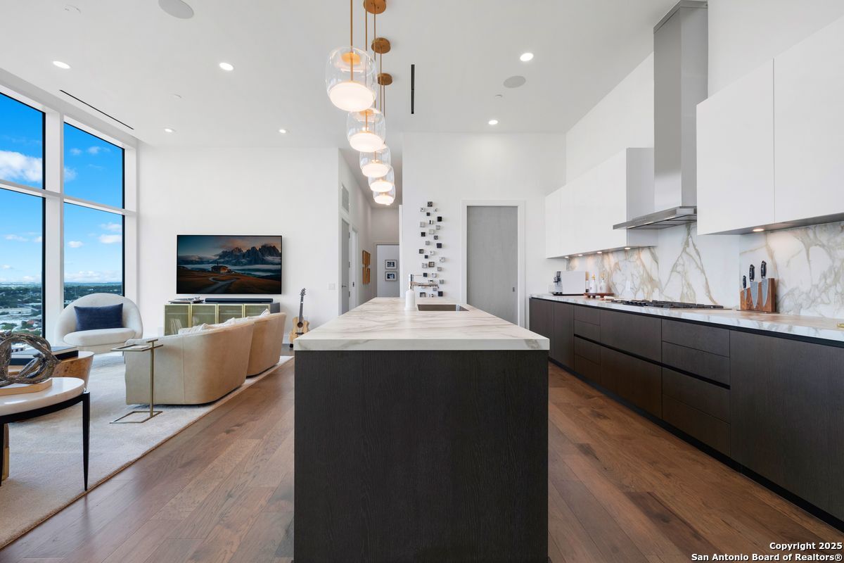 123 Lexington UNIT 1806