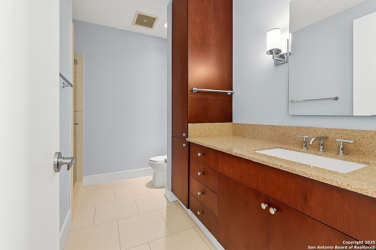 610 E Market UNIT 2811