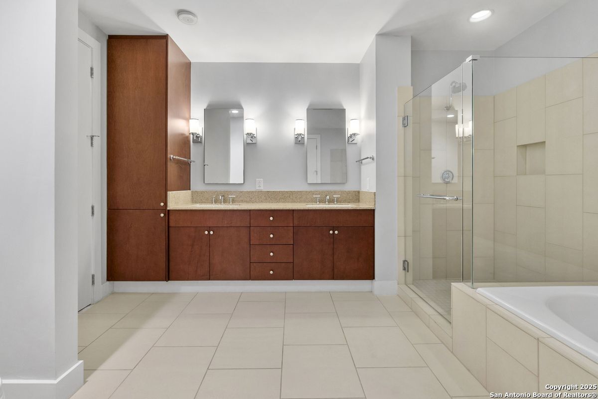 610 E Market UNIT 2811