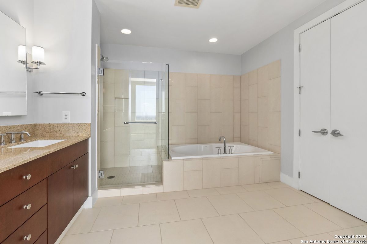 610 E Market UNIT 2811