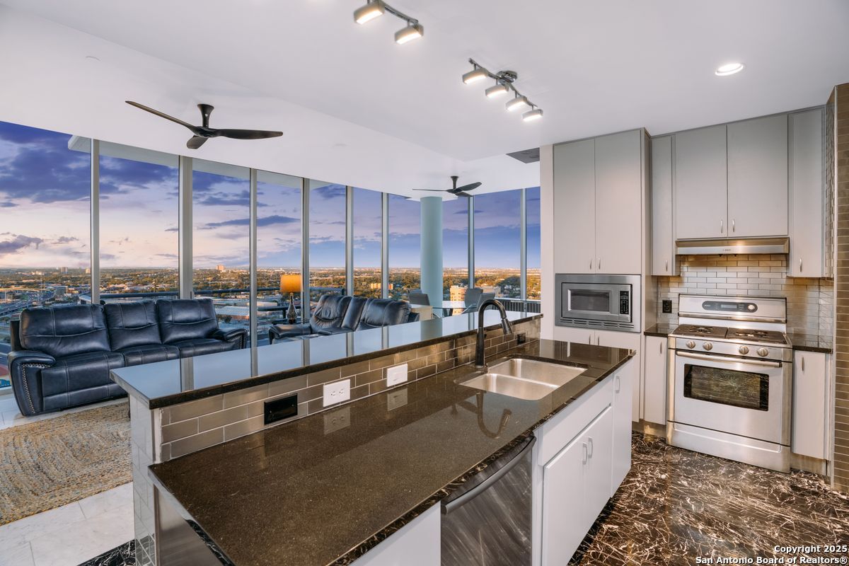 610 E Market UNIT 2818