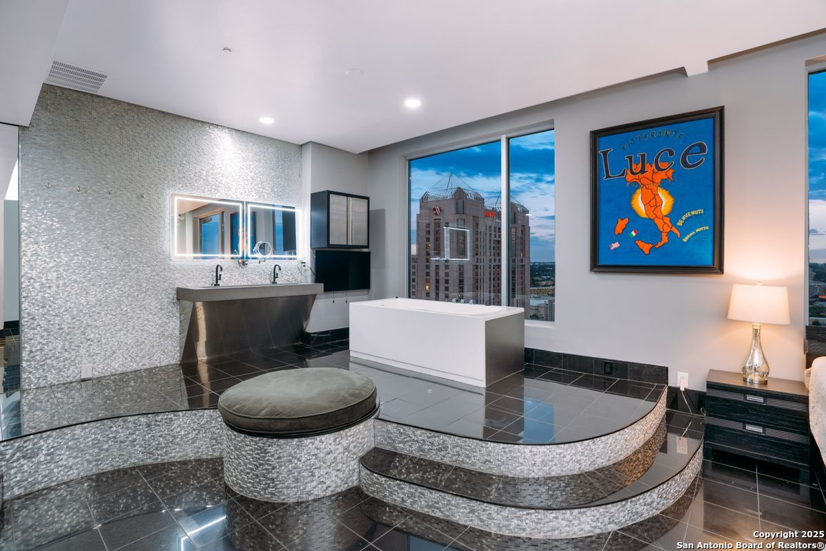 610 E Market UNIT 2818