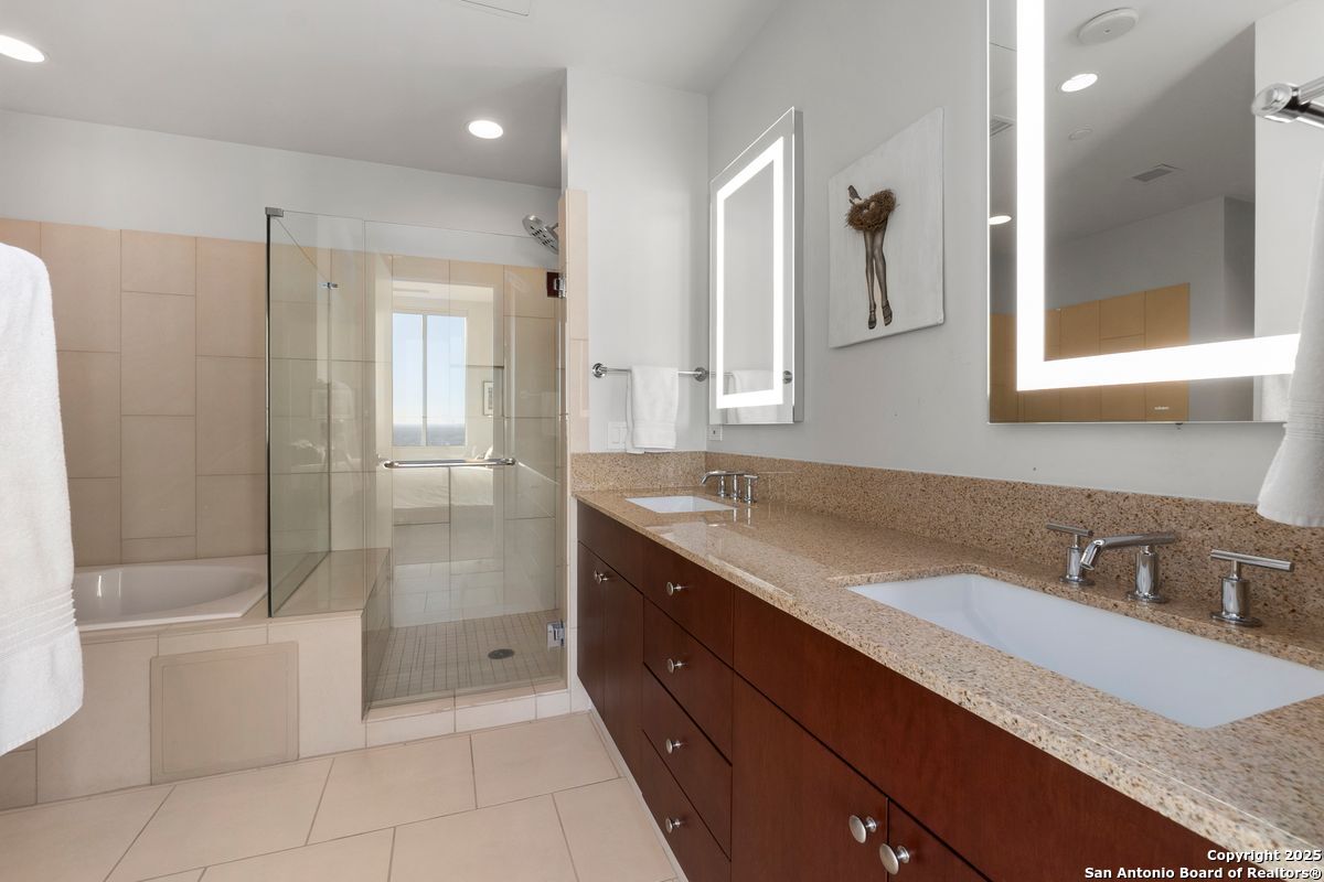 610 E Market UNIT 2905