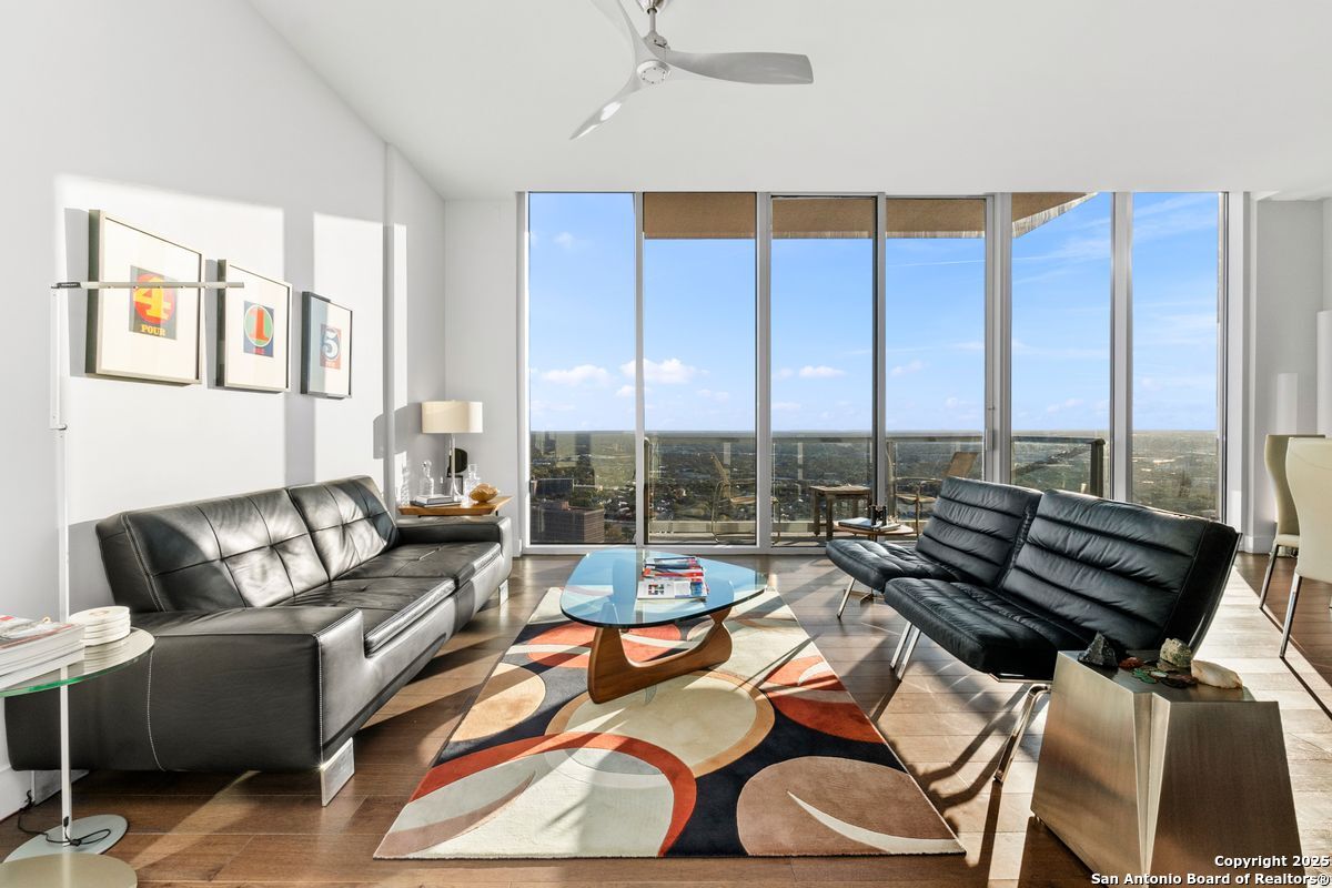 610 E Market UNIT 2905