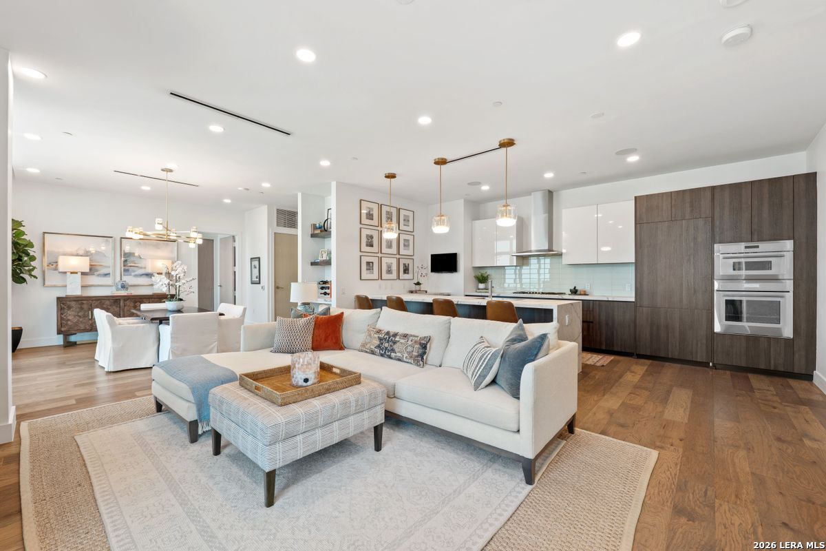 123 Lexington APT 1410