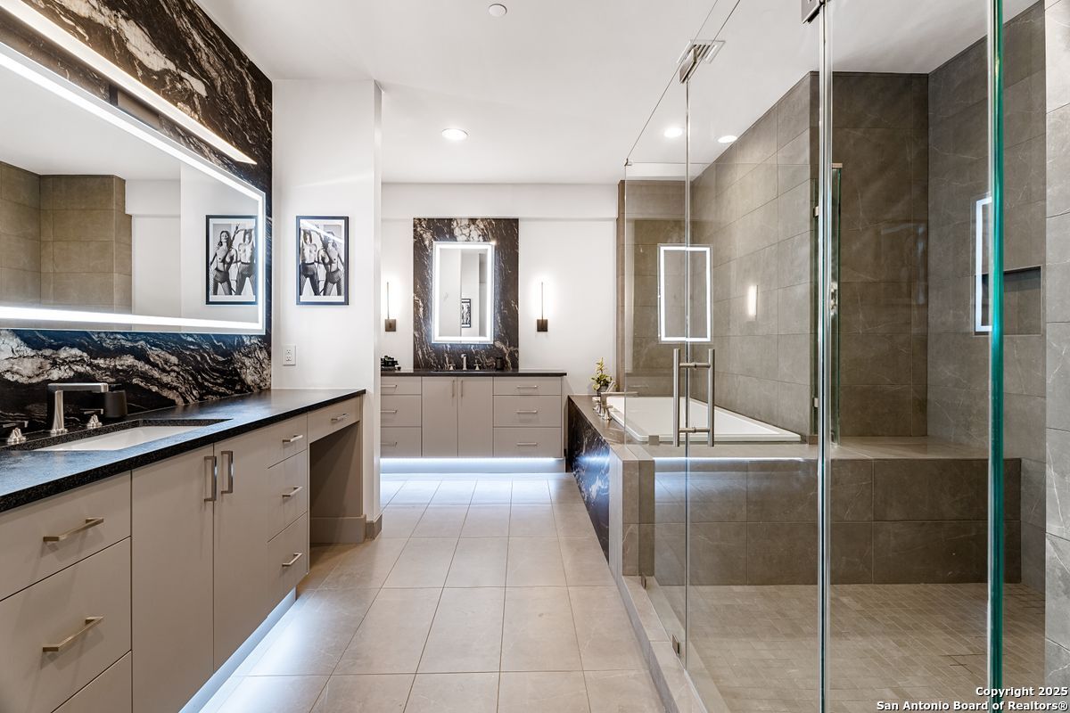 610 E Market UNIT 3304