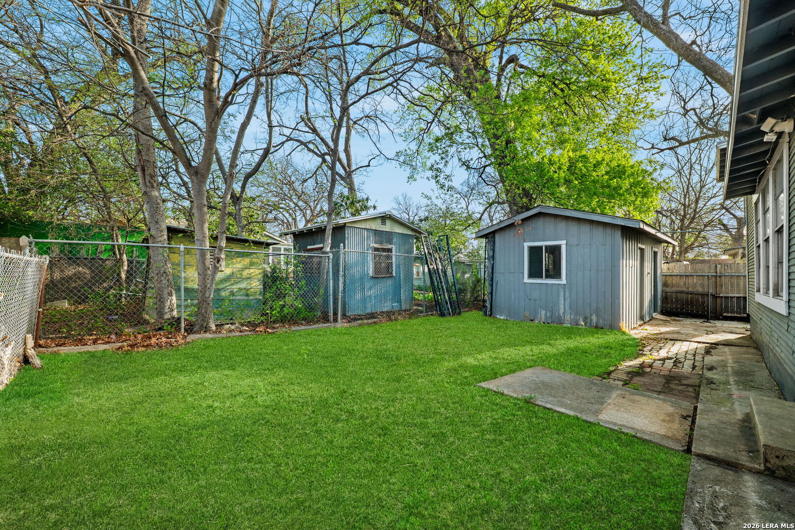 419 E Woodlawn