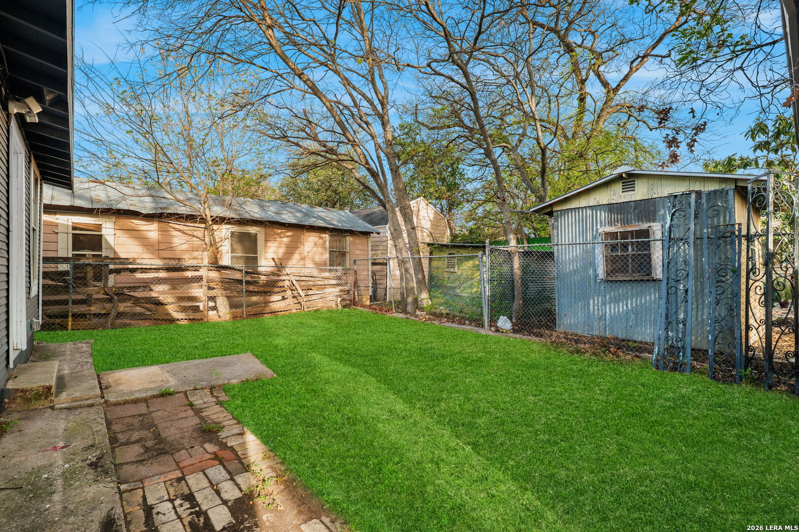 419 E Woodlawn