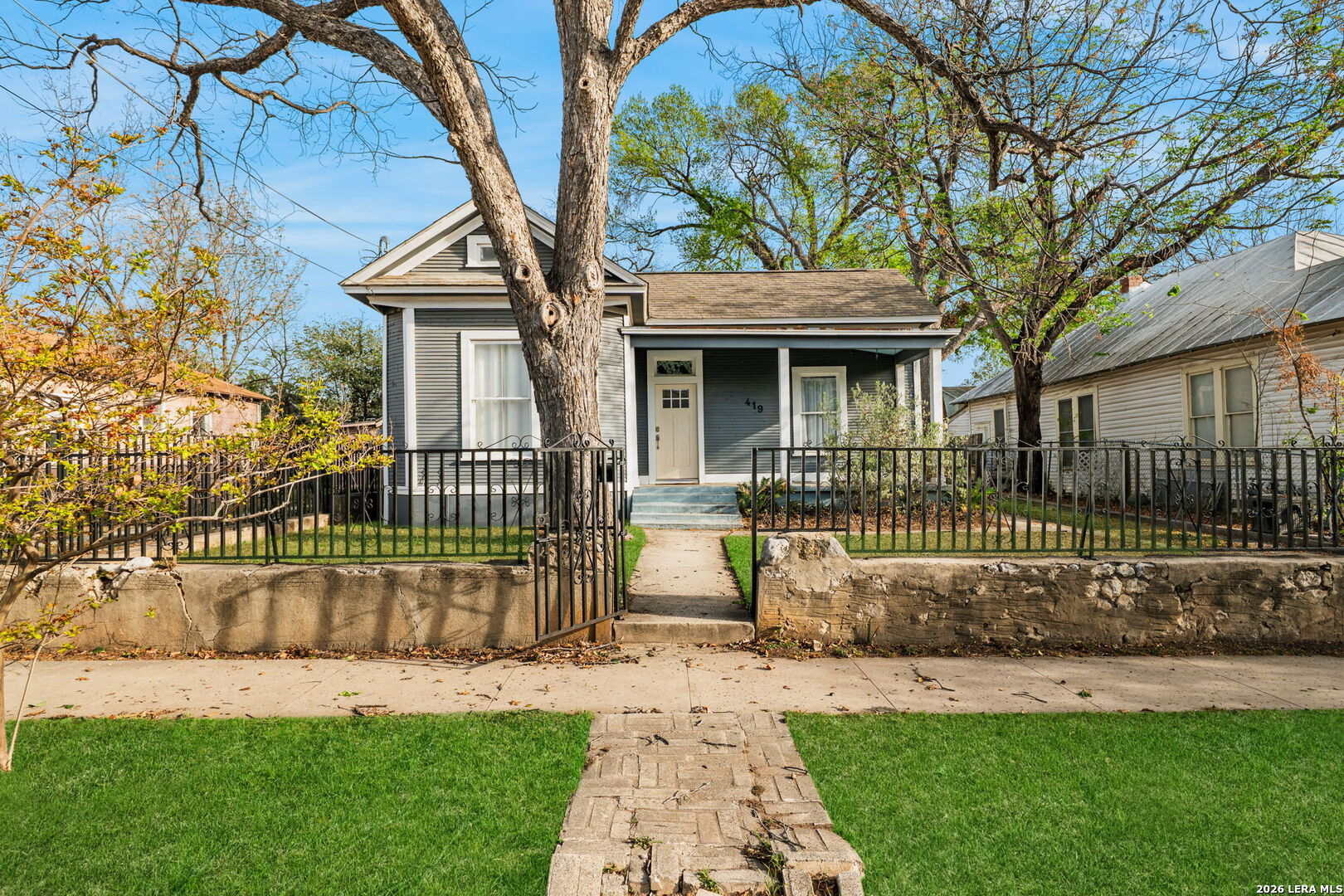 419 E Woodlawn
