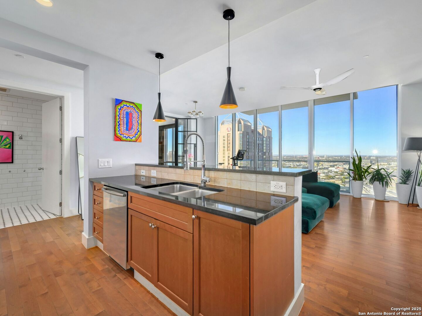 610 E MARKET ST 2816