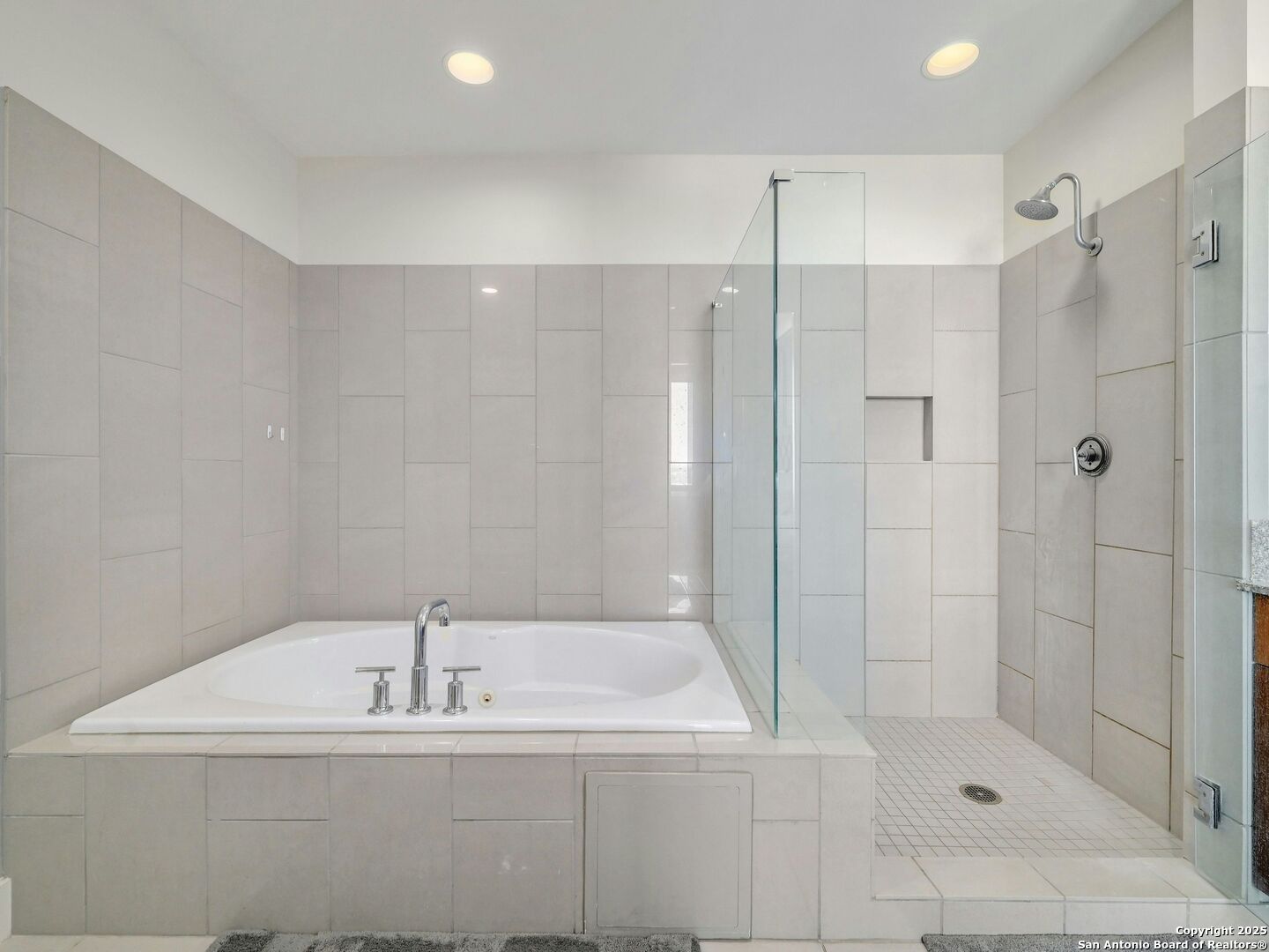 610 E MARKET ST 2816