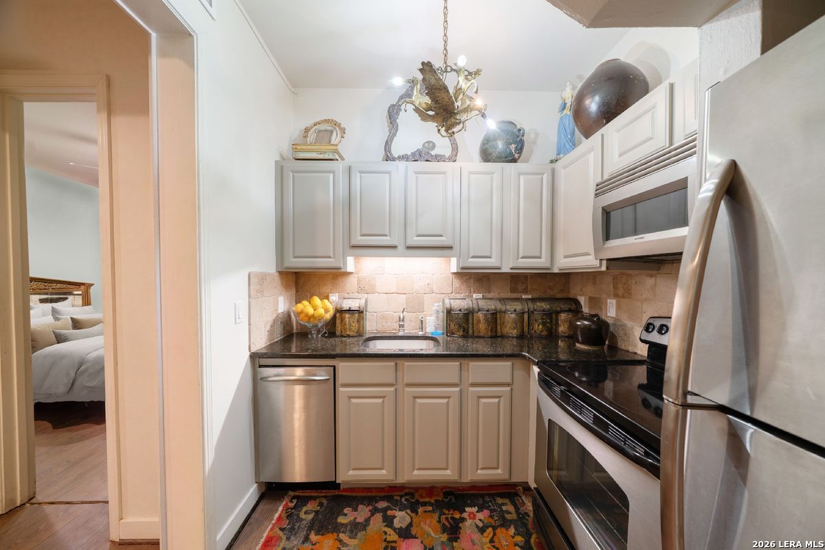 7707 Broadway 19A