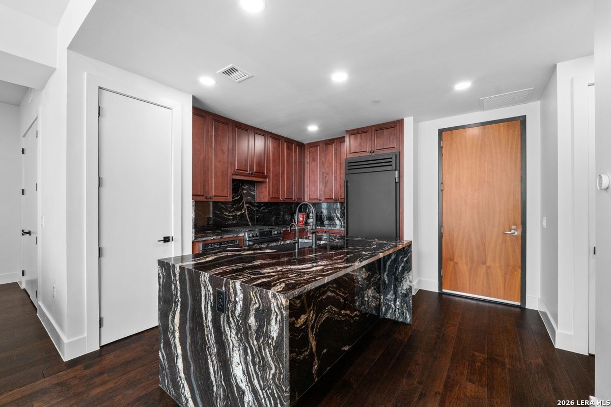 610 E Market 2706