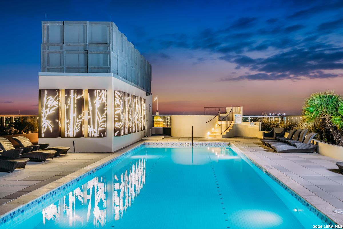 610 E Market 2706