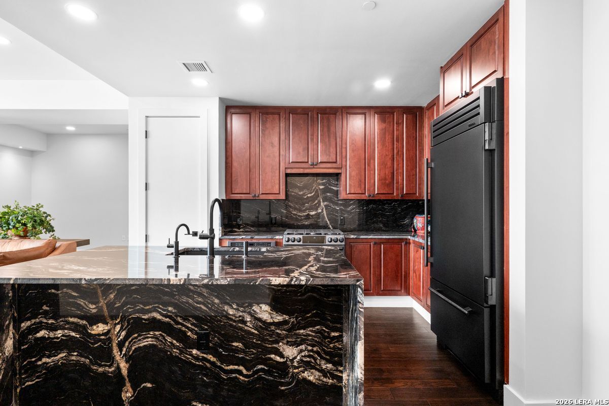 610 E Market 2706