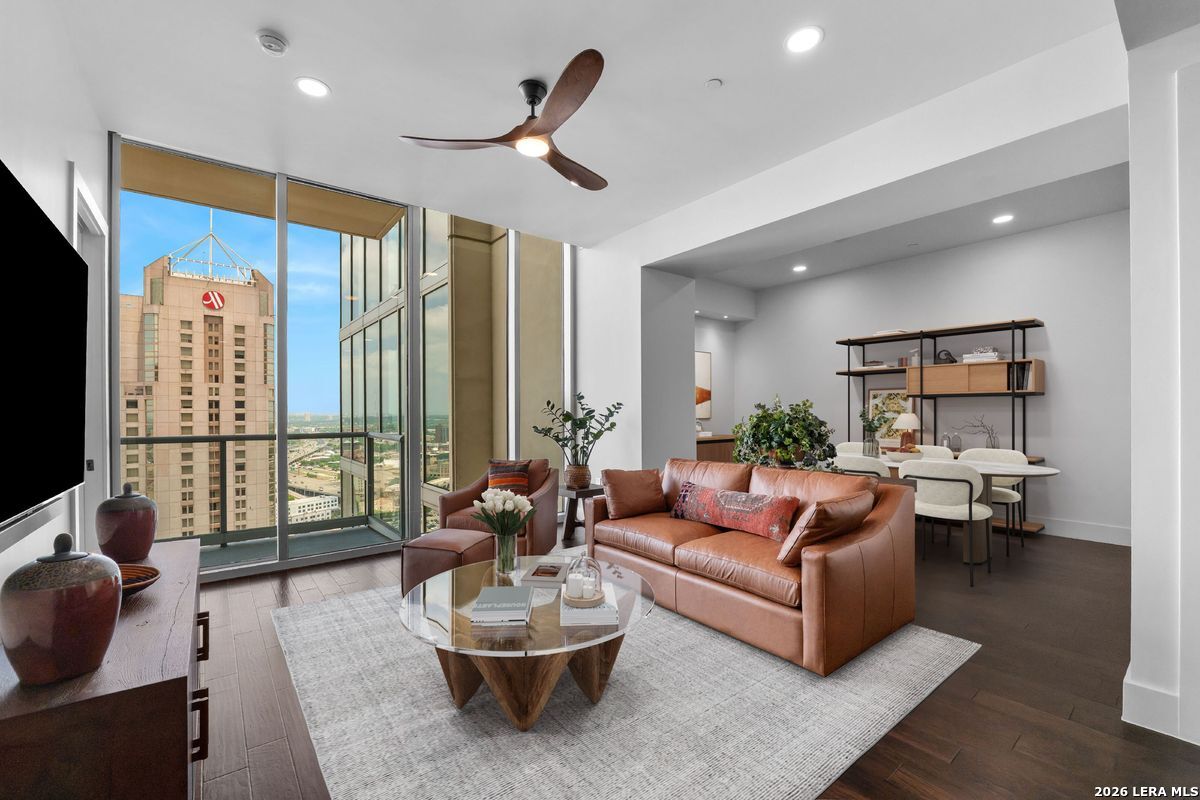 610 E Market 2706