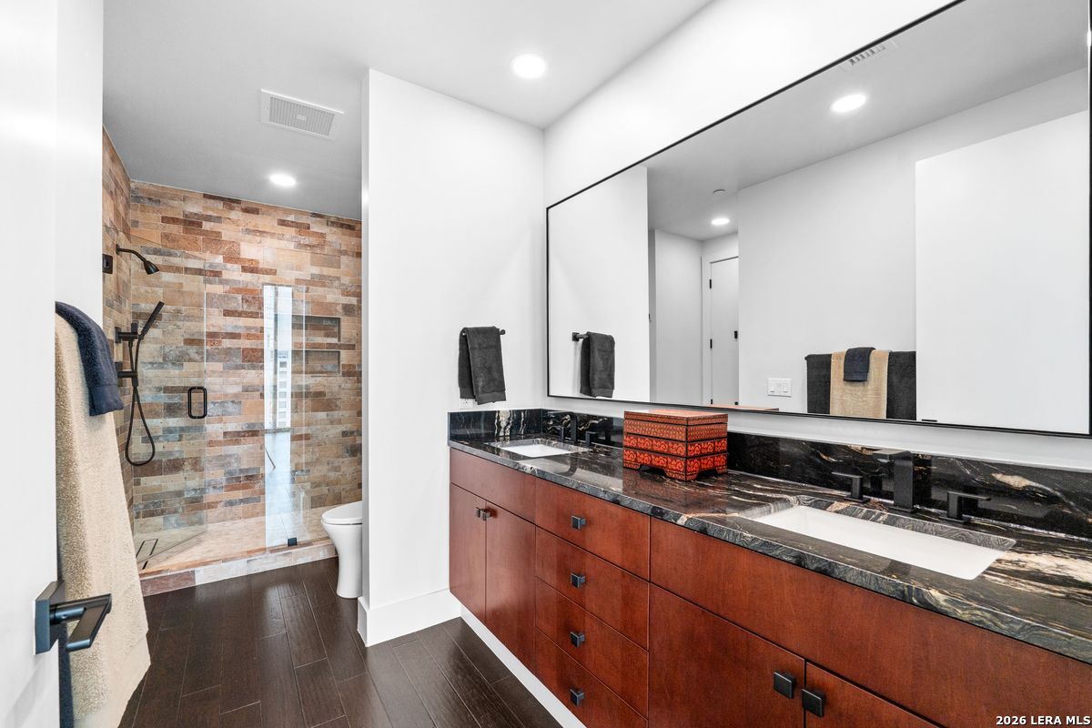 610 E Market 2706