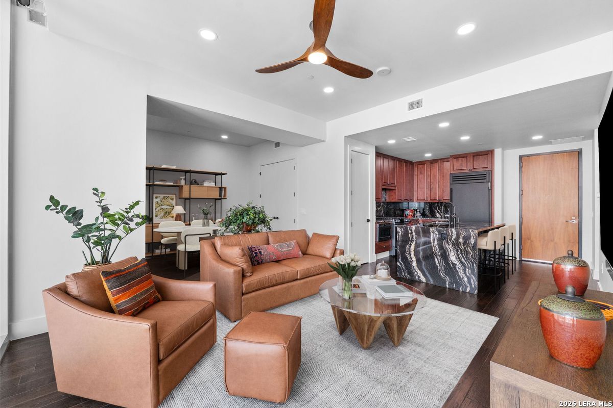 610 E Market 2706