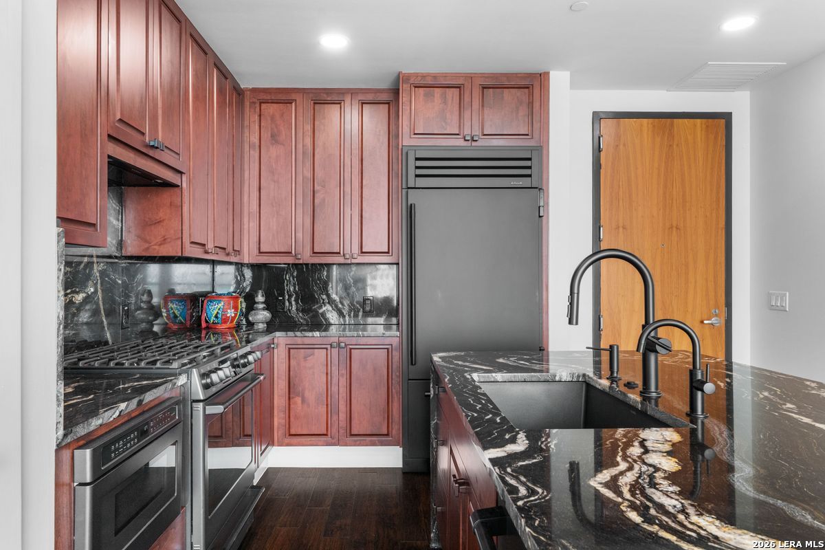 610 E Market 2706