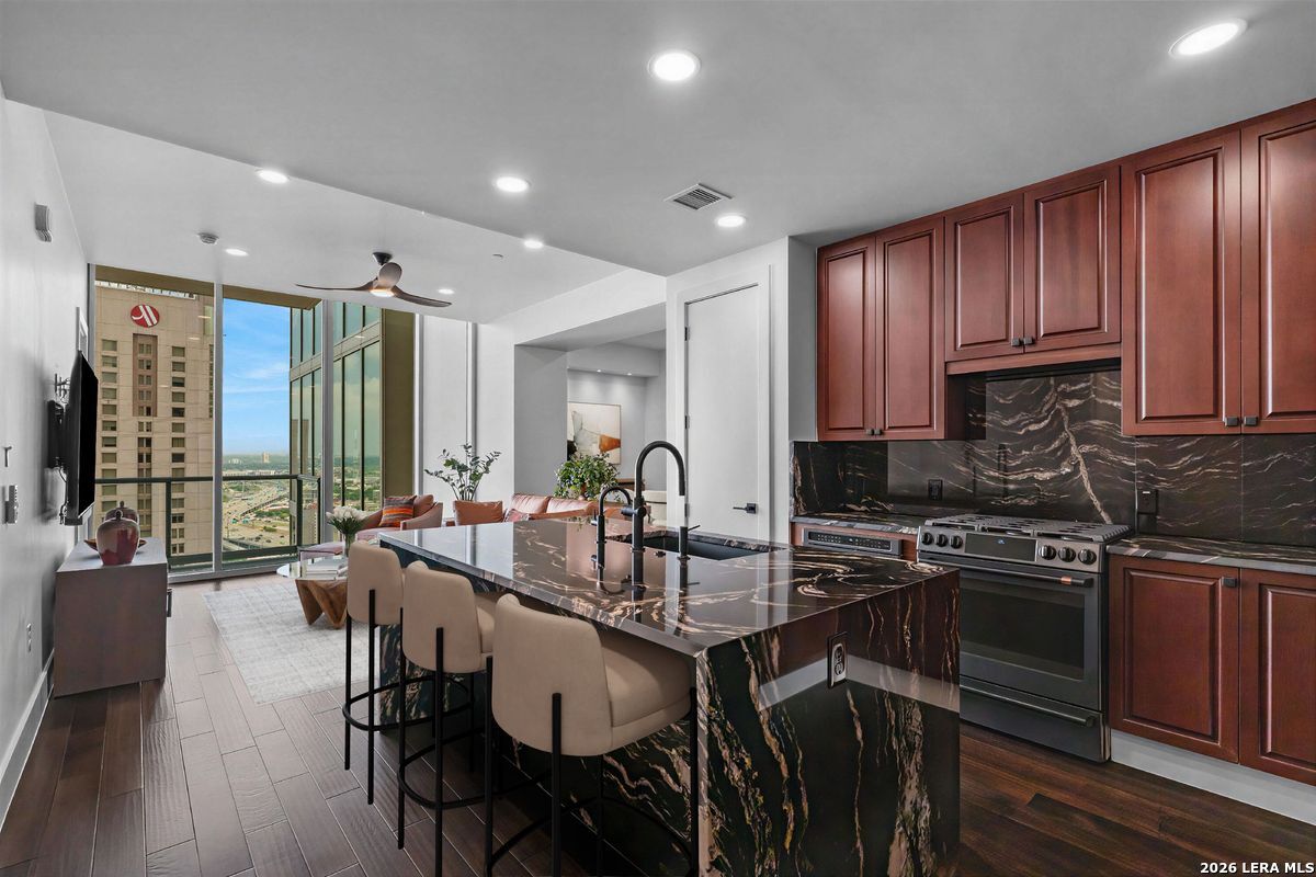 610 E Market 2706