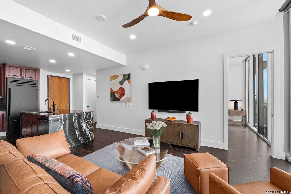610 E Market 2706