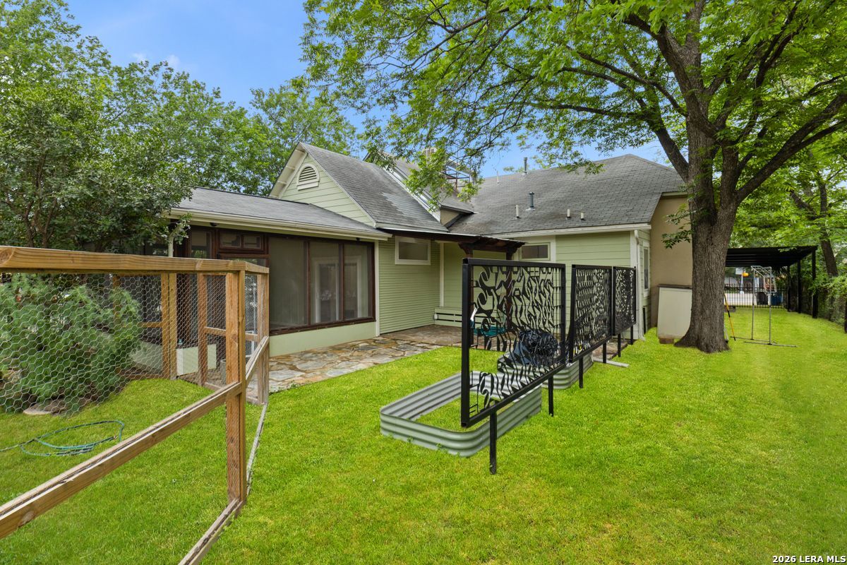1012 N FLORES ST