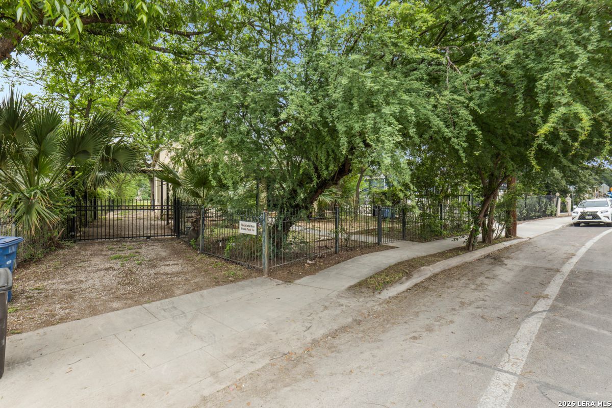 1012 N FLORES ST