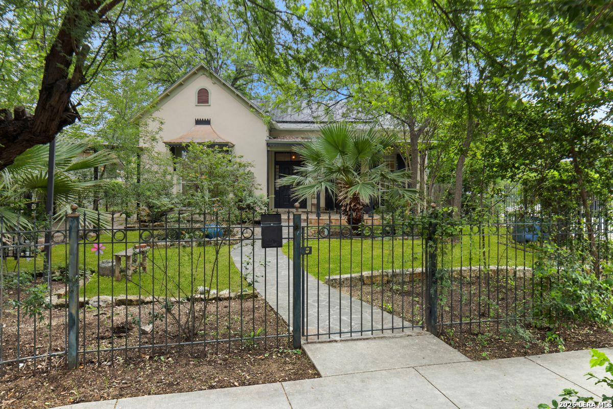 1012 N FLORES ST