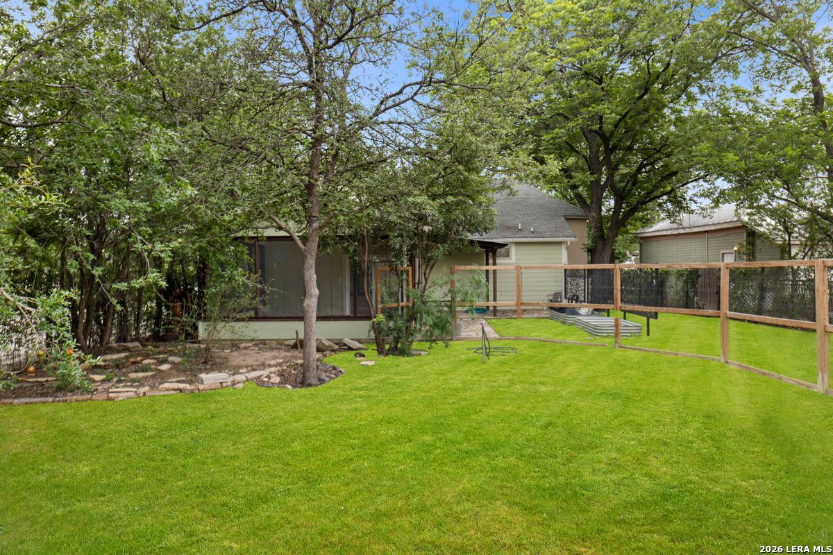 1012 N FLORES ST