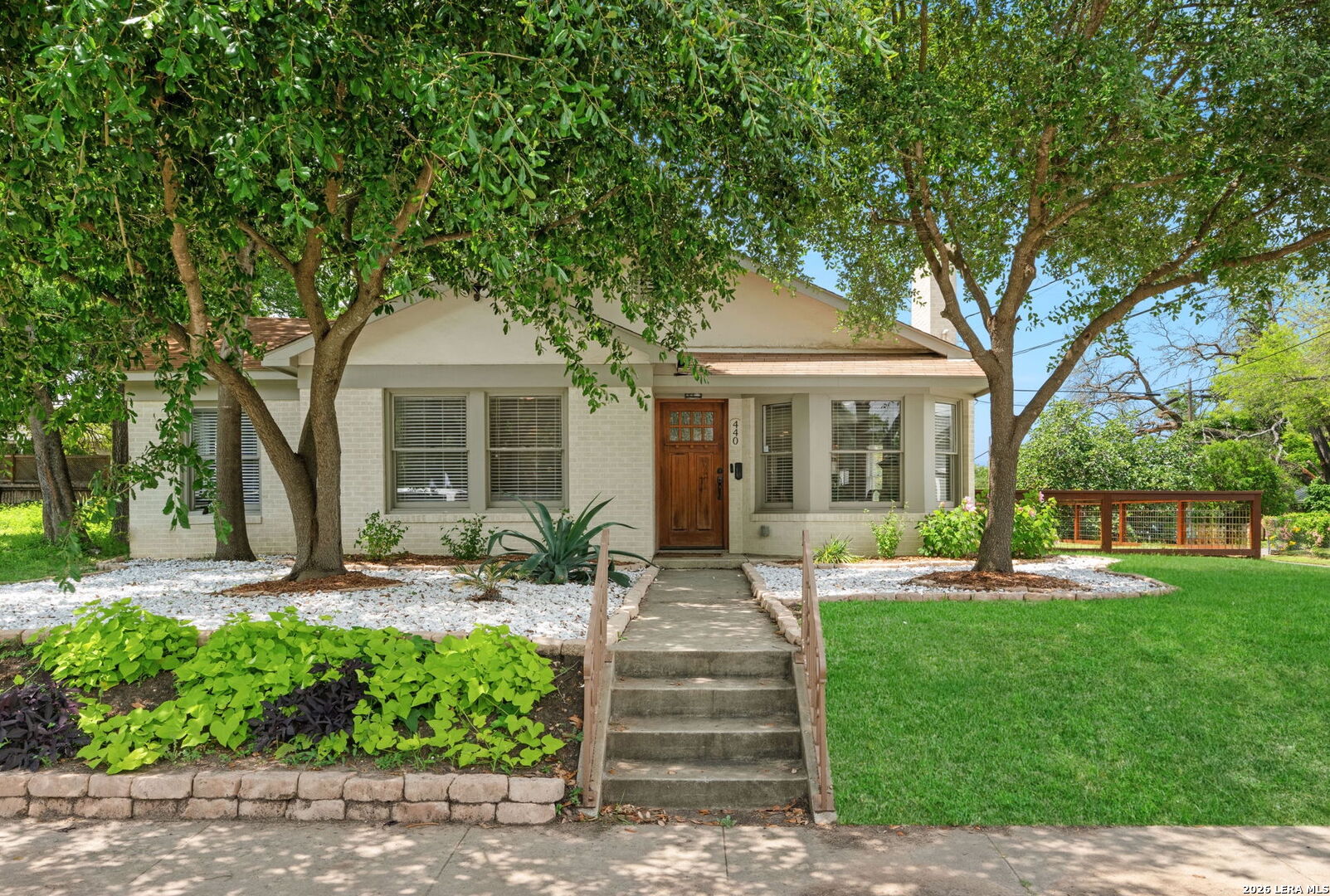 440 W Lynwood