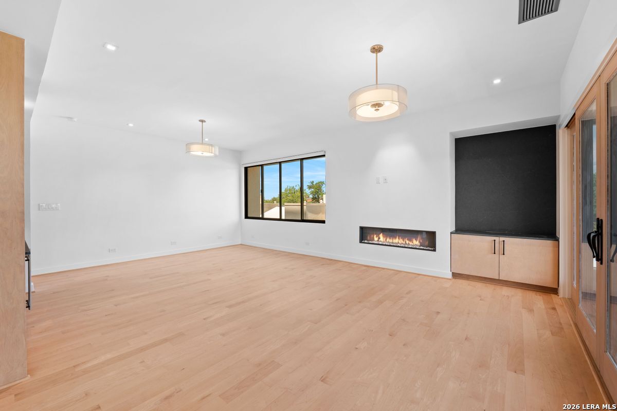4001 N New Braunfels Unit: APT 302A