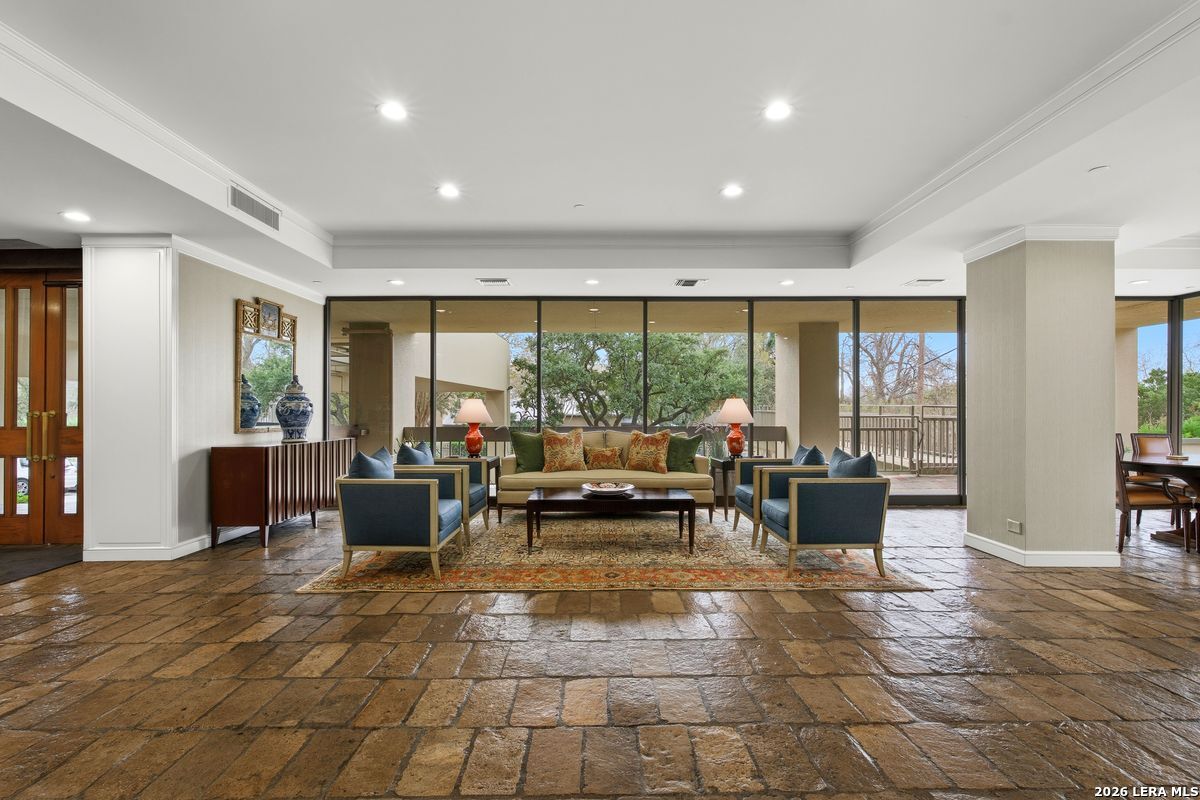 4001 N New Braunfels Unit: APT 302A