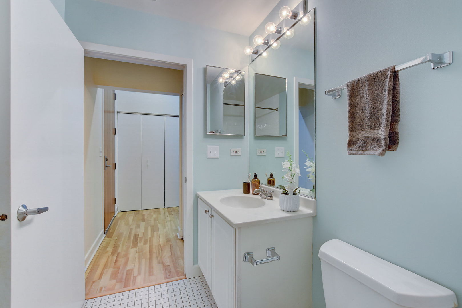 211 E Ohio Street Unit: 320