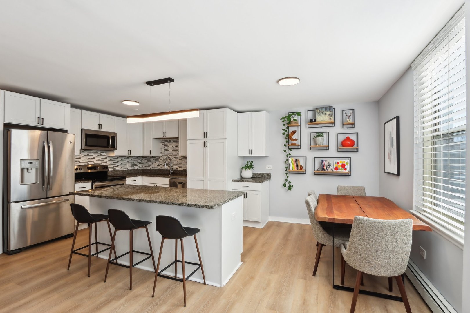 3033 N SHERIDAN Road Unit: 406