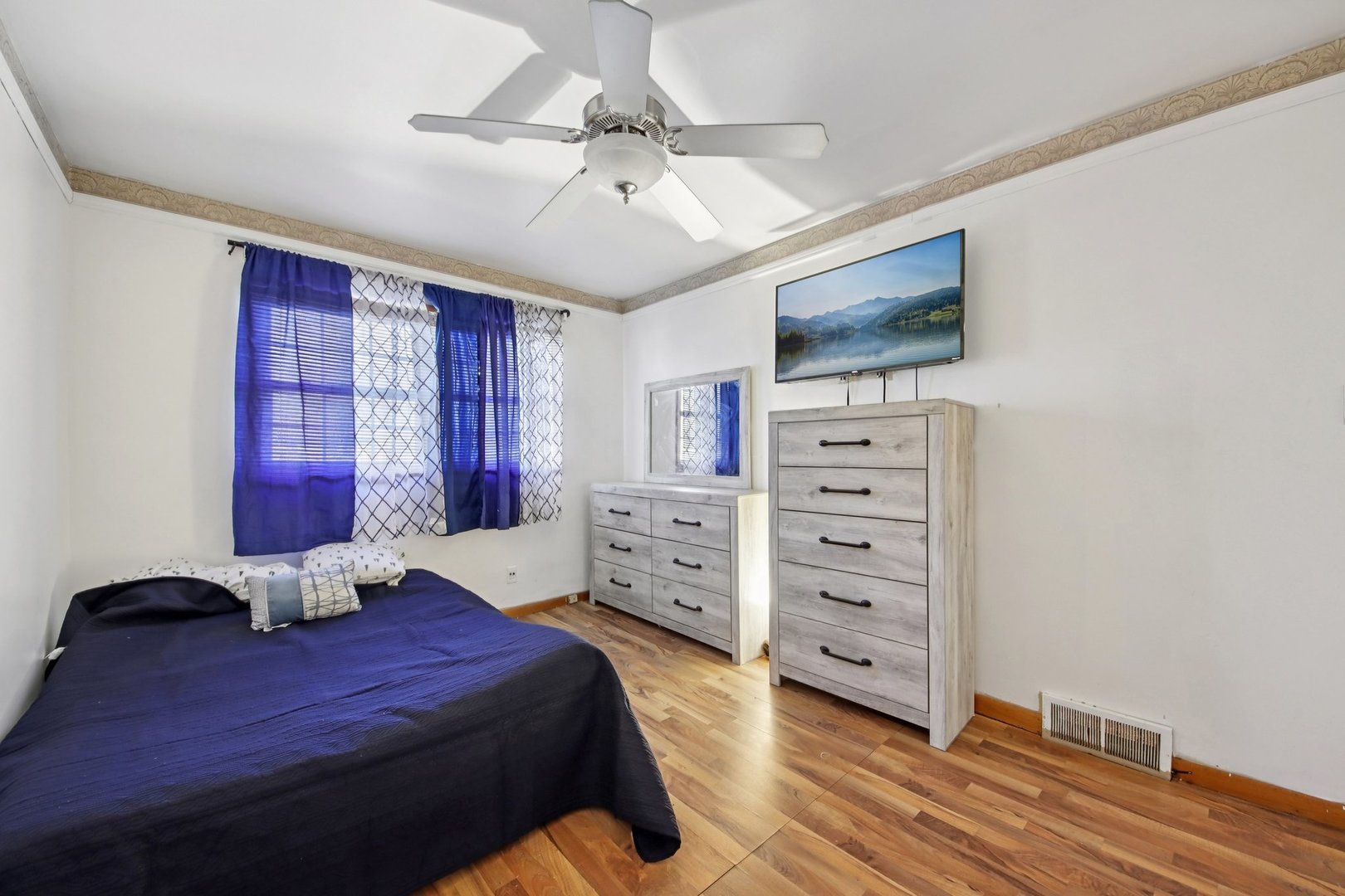 1861 HOLLYWOOD Avenue