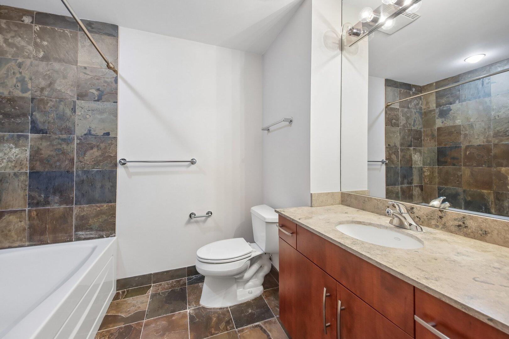 160 E ILLINOIS Street Unit: 1704