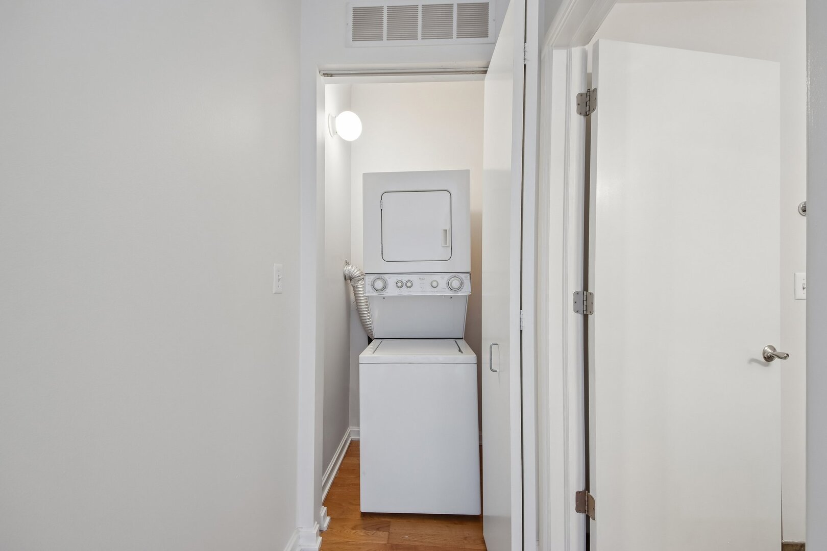 160 E ILLINOIS Street Unit: 1704