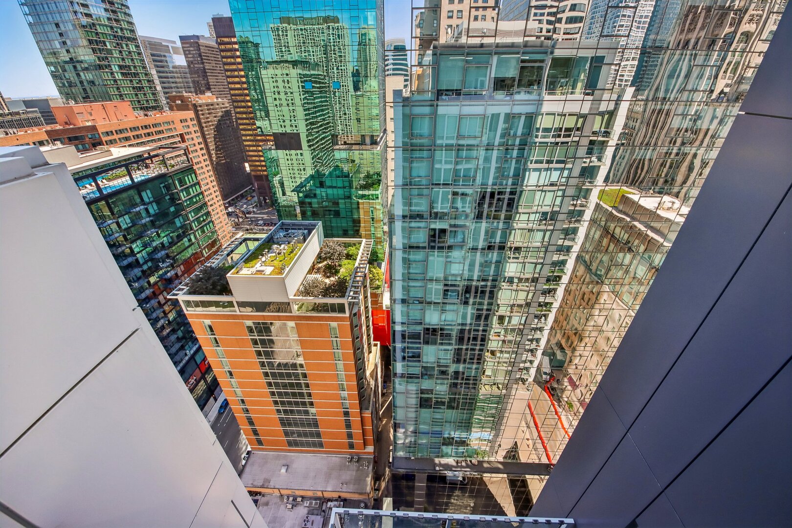160 E ILLINOIS Street Unit: 1704