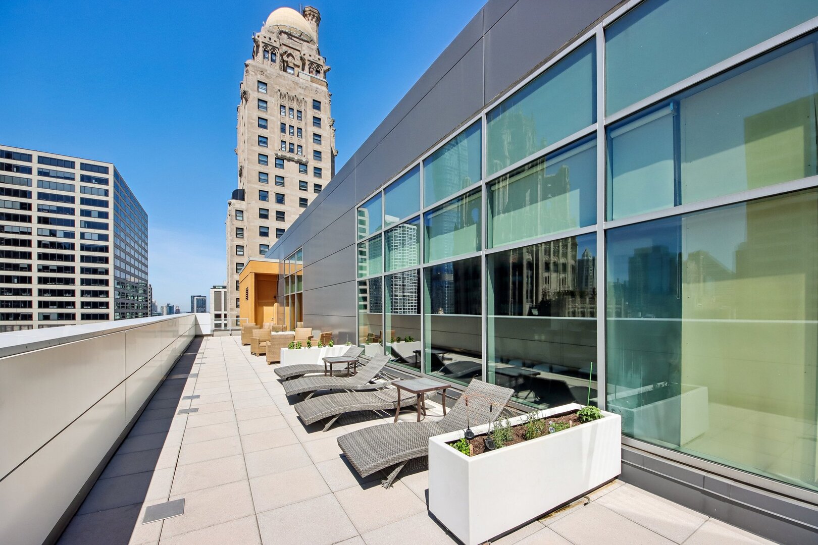 160 E ILLINOIS Street Unit: 1704