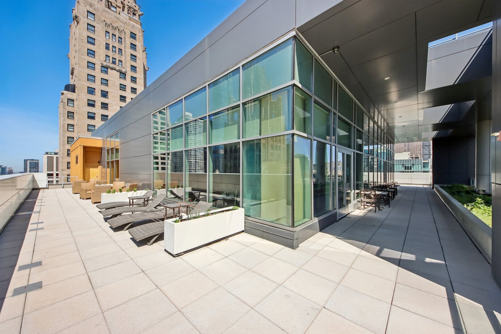 160 E ILLINOIS Street Unit: 1704