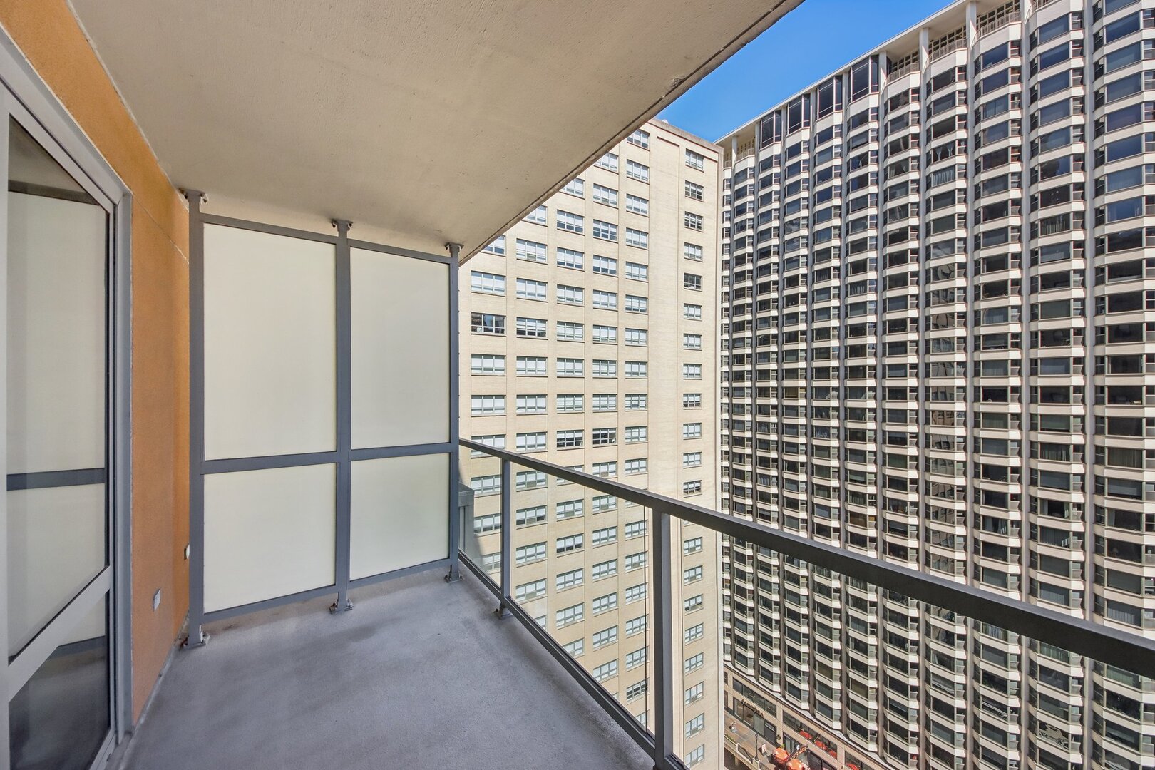 160 E ILLINOIS Street Unit: 1704