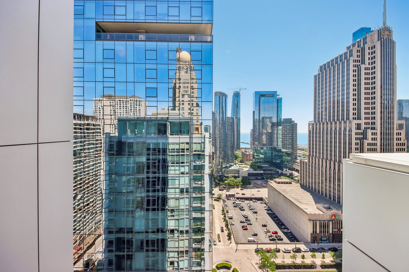 160 E ILLINOIS Street Unit: 1704