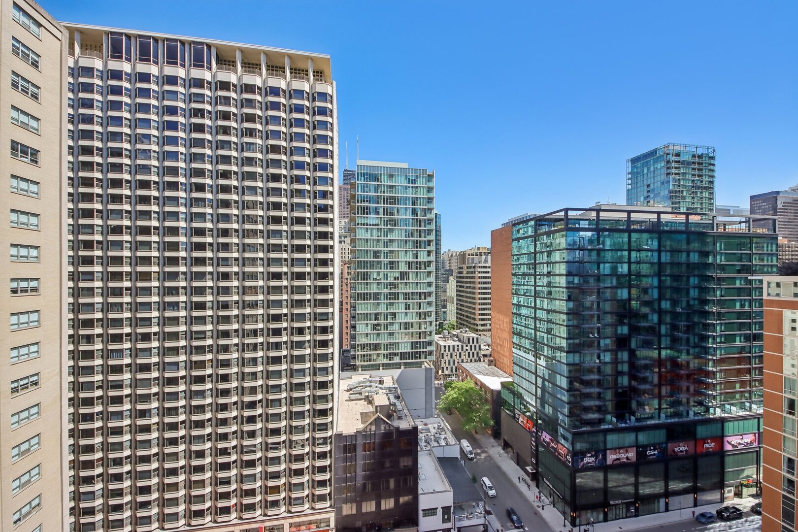 160 E ILLINOIS Street Unit: 1704