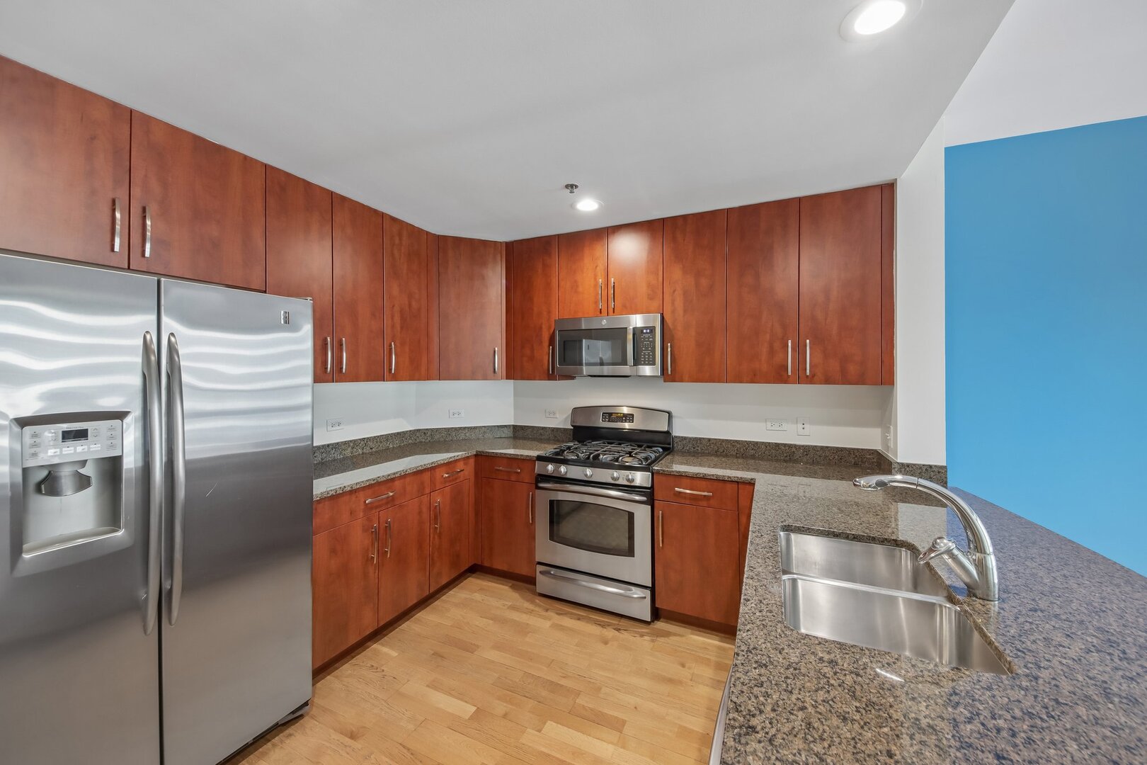 160 E ILLINOIS Street Unit: 1704