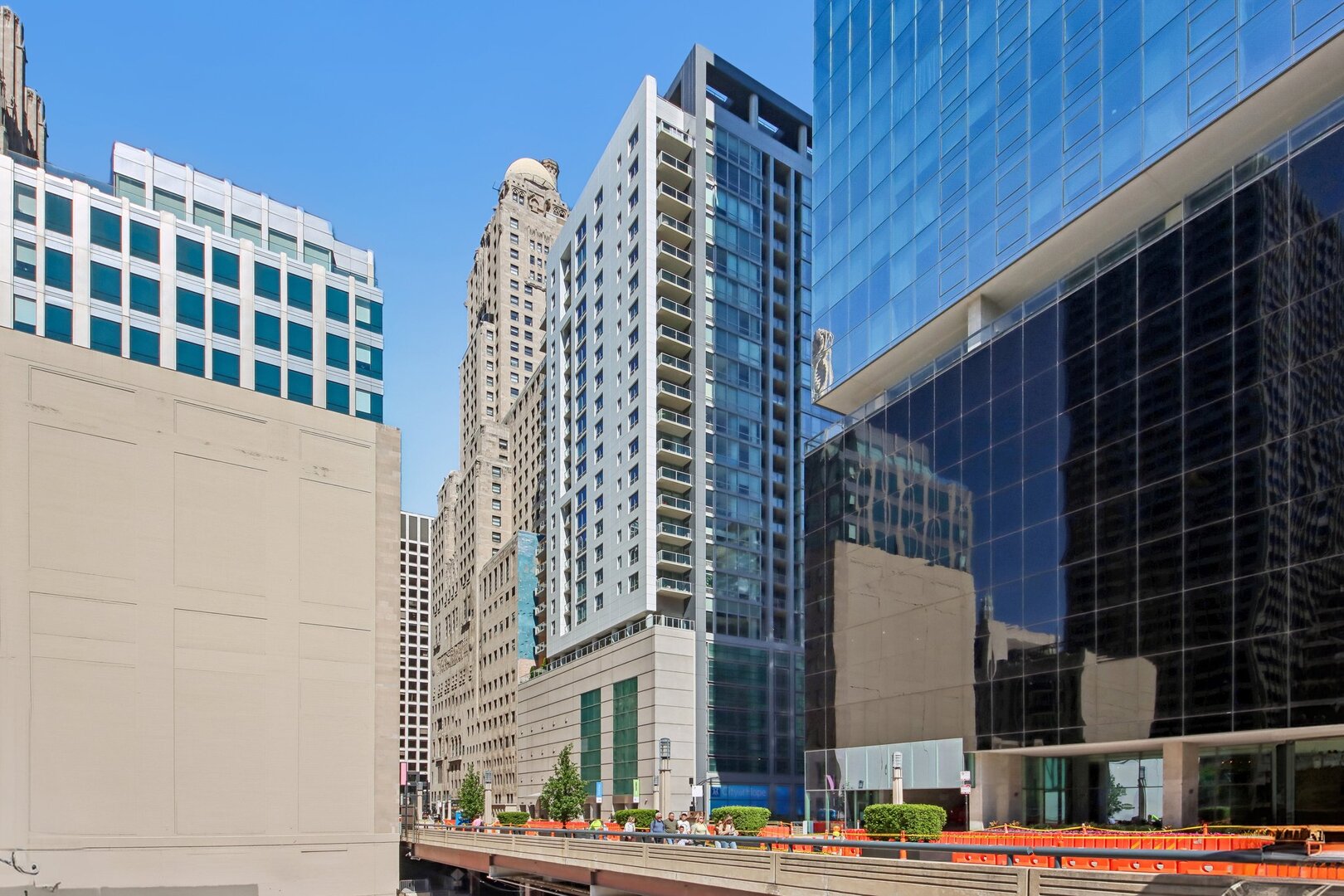 160 E ILLINOIS Street Unit: 1704