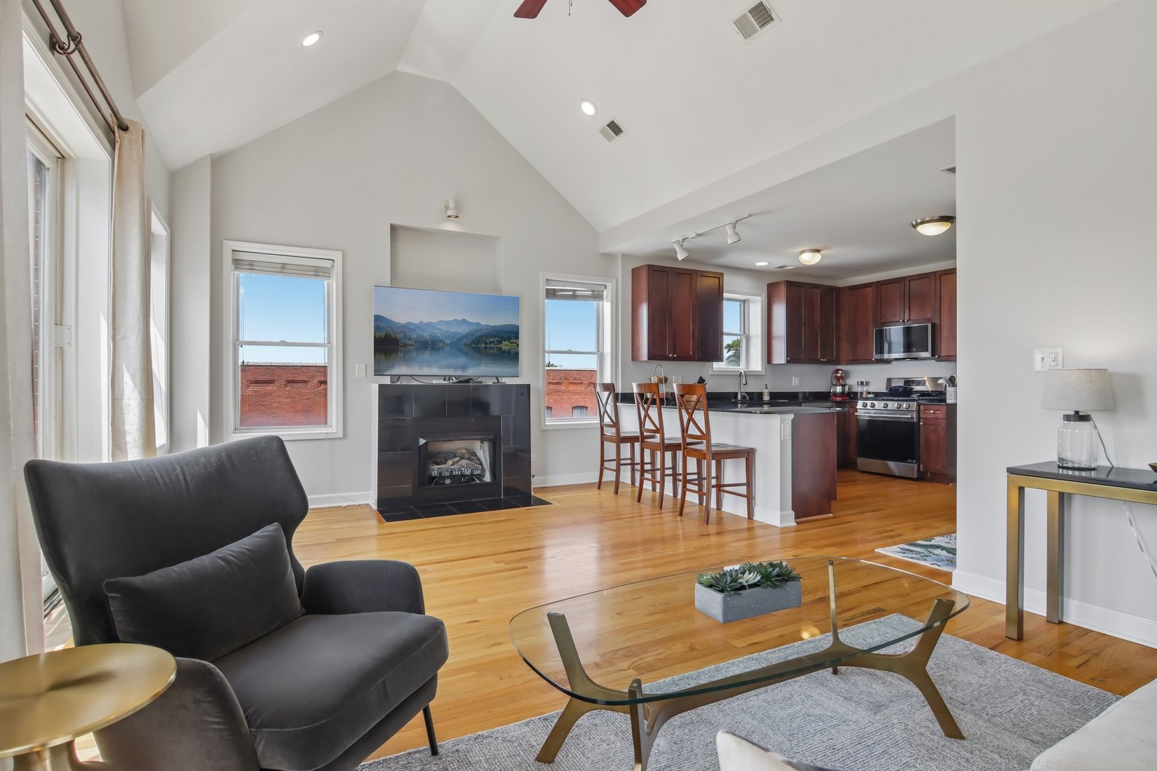 1015 S Western Avenue Unit: 4
