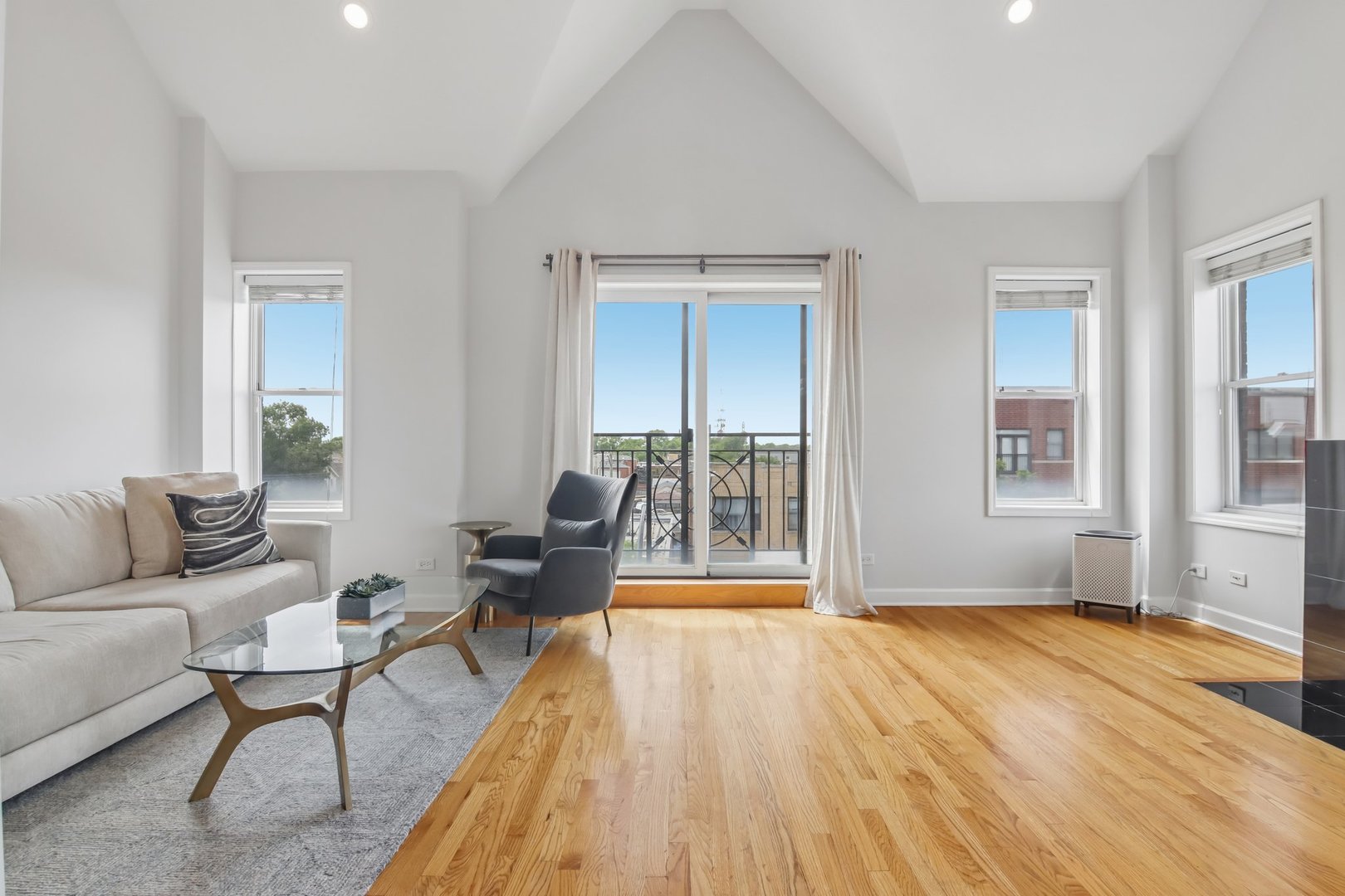 1015 S Western Avenue Unit: 4
