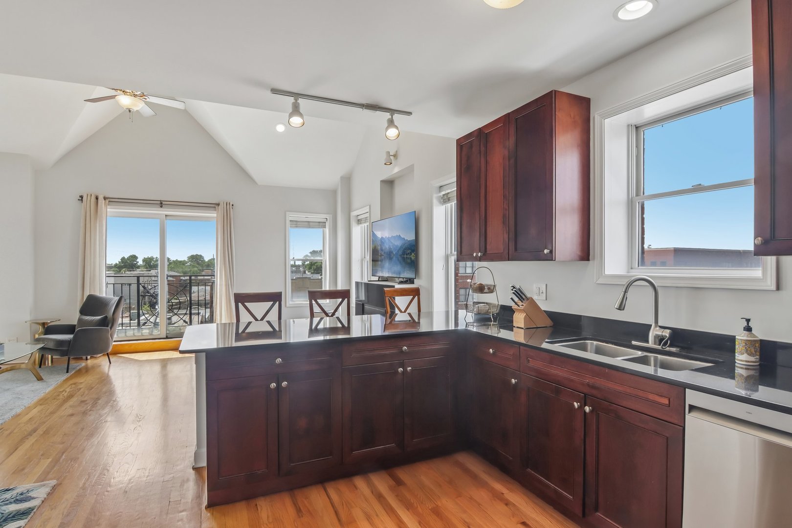 1015 S Western Avenue Unit: 4