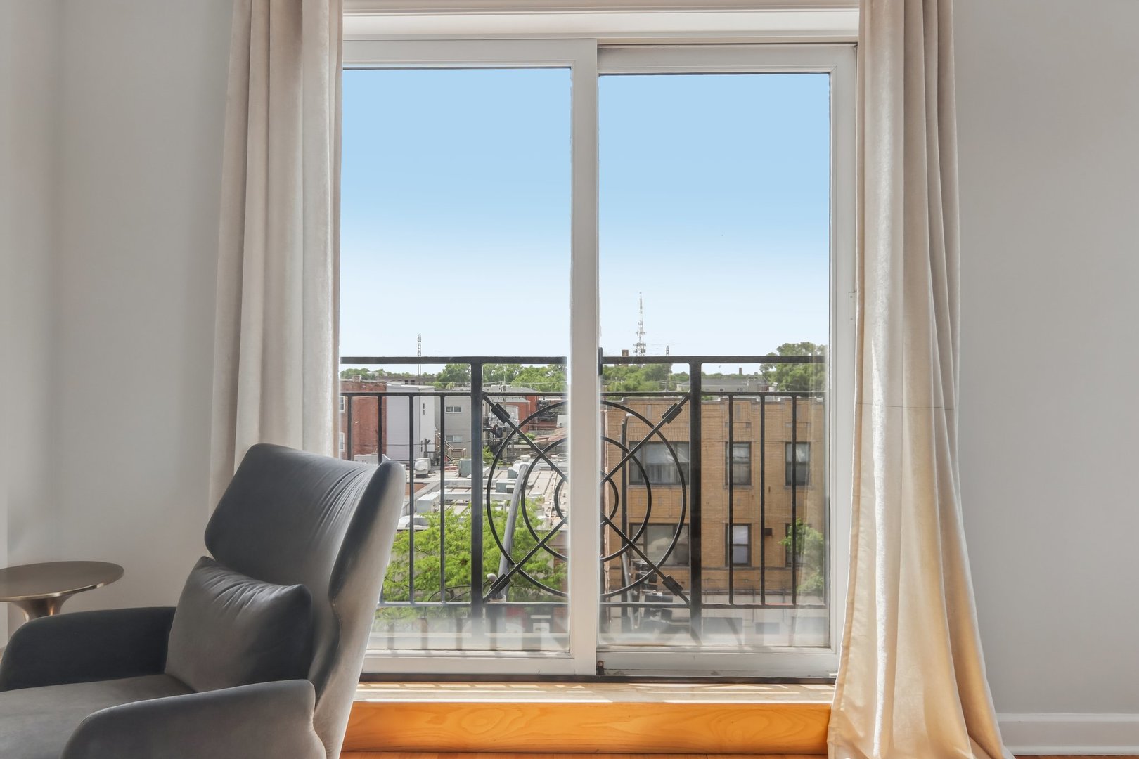 1015 S Western Avenue Unit: 4
