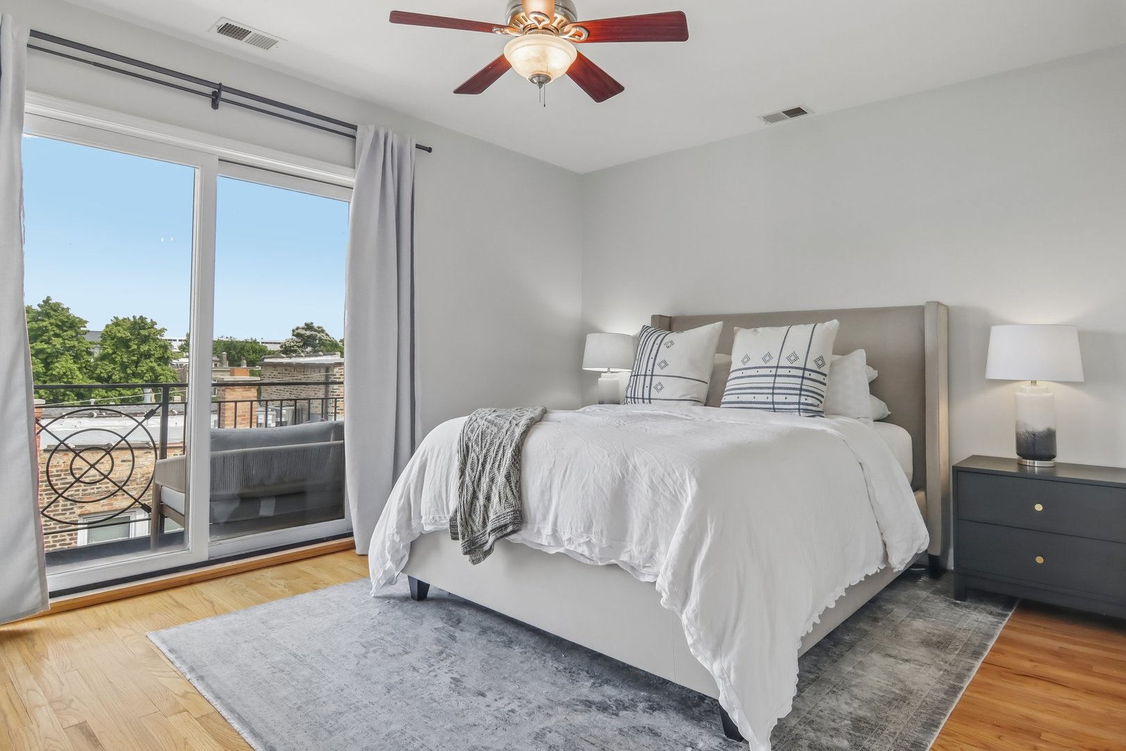 1015 S Western Avenue Unit: 4